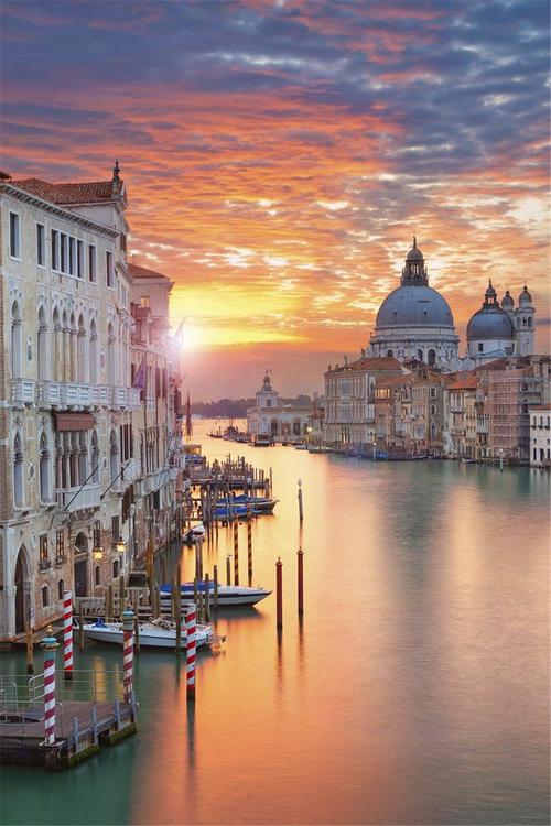 威尼斯河边（威尼斯河边的楼景）